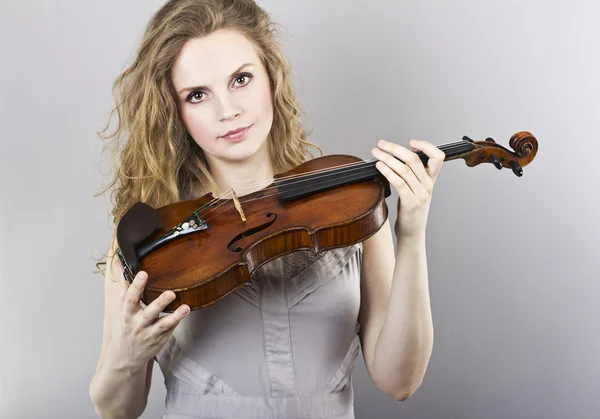 Hermosa joven rubia en vestido de noche gris con violín rojo —  Fotos de Stock