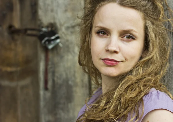 Bella giovane ragazza.Bella bionda riccia gode del sole in campagna. Raggi di sole nei capelli. Stile country. Casa di campagna. tempo perfetto . — Foto Stock