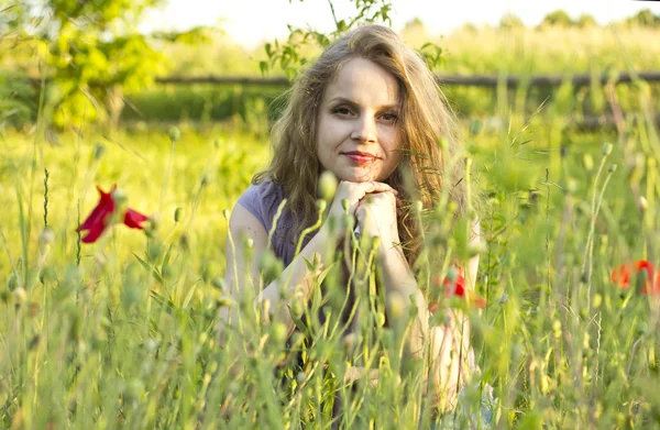 Mooi blij meisje genietend van de zon in de papavervelden. vrouw buitenshuis. zonnestralen in het haar. landelijke stijl. bloembollenvelden. vrije gelukkig vrouw — Stockfoto