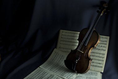 Karanlığın içinde güzel keman