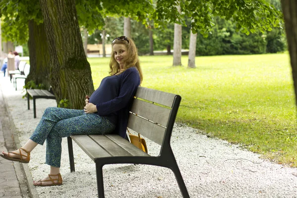 Jonge zwangere blond meisje op een wandeling — Stockfoto