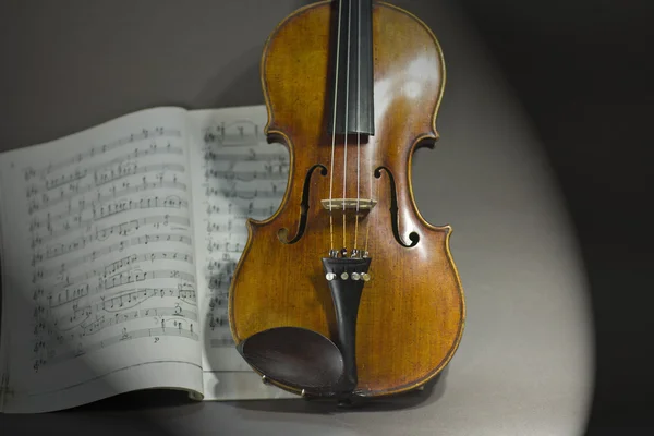 Belo violino em uma partitura de fundo. instrumento musical. instrumento de cordas. violino — Fotografia de Stock