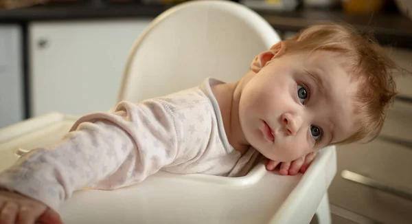 Dziecko Siedzi Białym Krześle Kuchni Dziecko Chce Spać — Zdjęcie stockowe