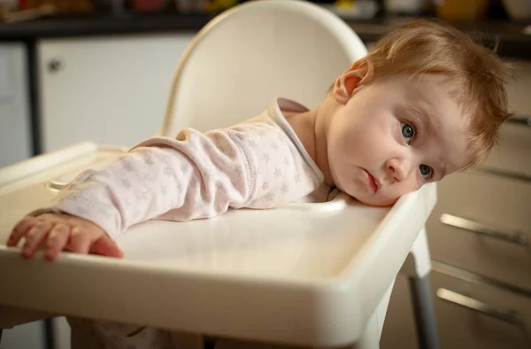 Bebek Mutfak Odasındaki Beyaz Bir Sandalyede Oturuyor Bebek Uyumak Istiyor — Stok fotoğraf