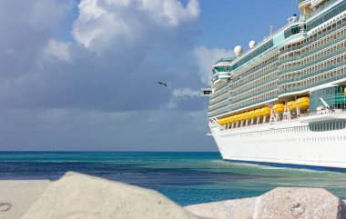 Denizde gemi gezisi.