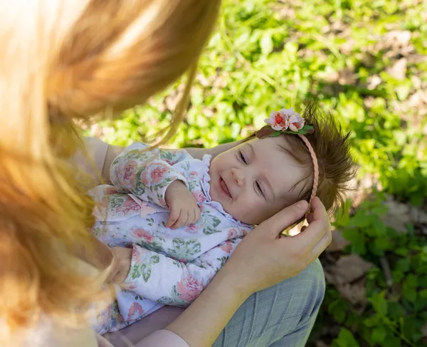 Happy Little Girl Mother Arms — Stock Photo, Image
