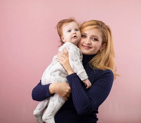 Счастливые Мать Дочь Розовом Фоне — стоковое фото