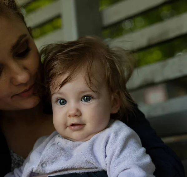 Mother Little Daughter Outdoor — Stock Photo, Image