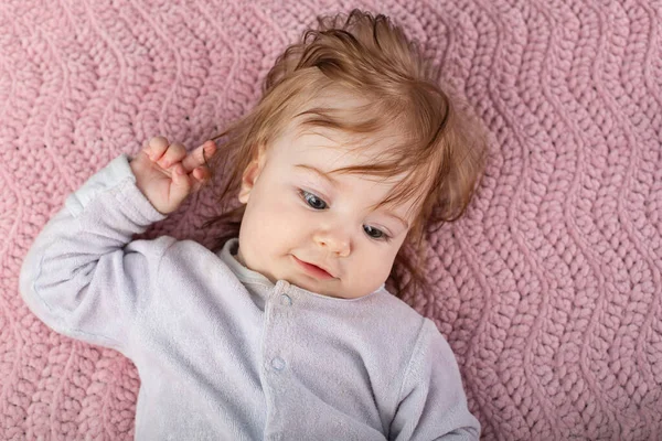 Porträt Eines Kleinen Mädchens Auf Rosa Strickkarierten — Stockfoto