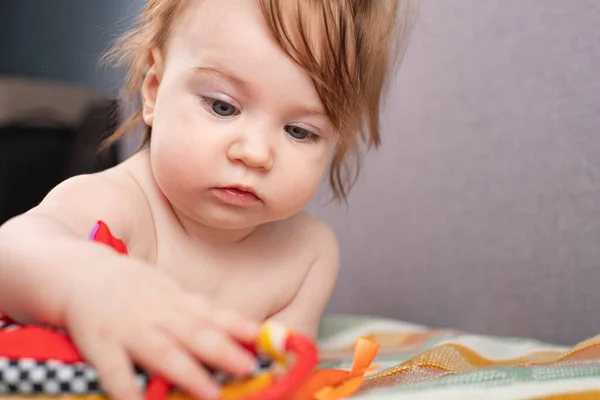 Anak Kecil Sedang Bermain Dengan Mainan — Stok Foto