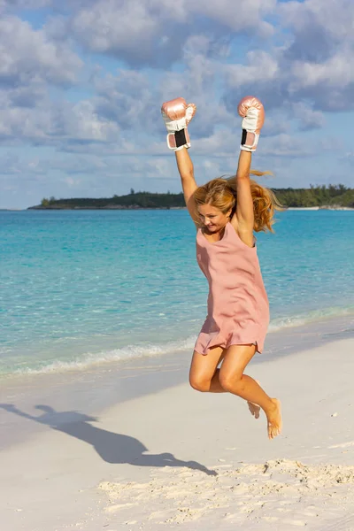 Menina Feliz Praia Luvas Boxe Rosa — Fotografia de Stock