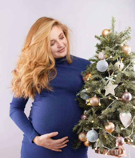 Süslü Noel Ağacı Olan Hamile Bir Kadın — Stok fotoğraf
