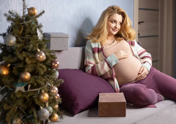 Mulher Grávida Com Presentes Natal Sofá Casa — Fotografia de Stock