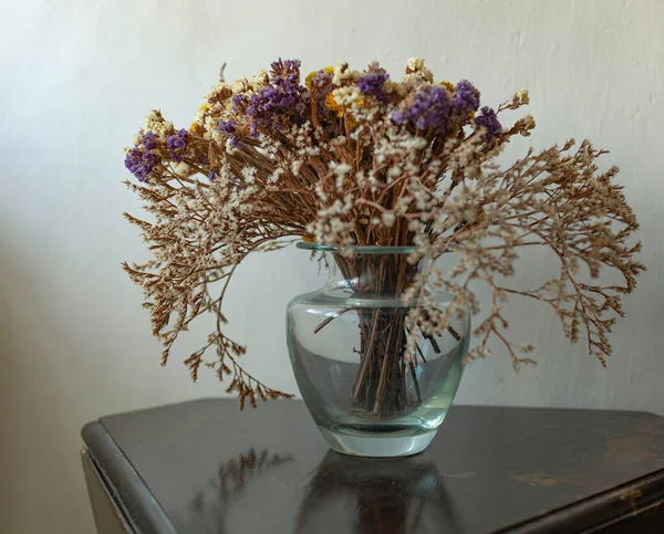 Boeket Gedroogde Bloemen Een Glazen Vaas Tafel — Stockfoto