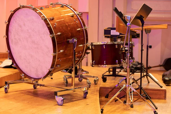 Zestaw Perkusyjny Dużej Scenie Bębny Pod Reflektorami Drums Timpani Scenie — Zdjęcie stockowe
