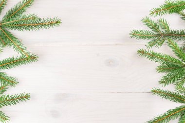 Firavun dalları hafif ahşap bir arka planda. Noel ve Yeni Yıl konsepti. Yatay yönelim, kopyalama alanı, üst görünüm.