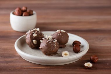 Çikolata kaplı fındıklı ev yapımı yer mantarı. Şeker, glüten ve laktozsuz vejetaryen.