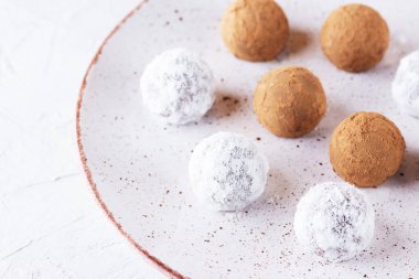 Hindistan cevizi sütünde ev yapımı trüf mantarı ve hafif tabakta kakao tozu. Şeker, glüten ve laktozsuz vejetaryen.