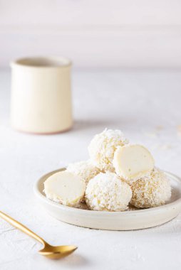 Hafif bir arka planda hindistan cevizi mantarı. Şeker, glüten ve laktozsuz vejetaryen.