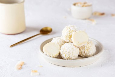 Hafif arka planda ev yapımı hindistan cevizi mantarı. Şeker, glüten ve laktozsuz vejetaryen.