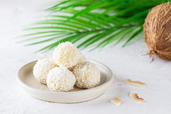 Kokosové Lanýže Bílou Čokoládou Lehkém Pozadí Cukr Bezlepkový Bez Laktózy — Stock fotografie