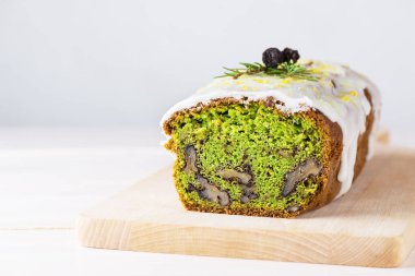 Tahtada ıspanaklı ve cevizli yeşil kek..