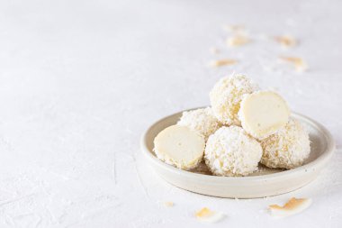 Hindistan cevizli gevrek içinde vejetaryen tatlılar. Şeker, glüten ve laktozsuz. Yatay yönelim, boşluğu kopyala.