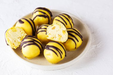 Ev yapımı, sarı çikolatalı, mangolu ve ananas aromalı tatlılar. Şeker, glüten ve laktozsuz vejetaryen.