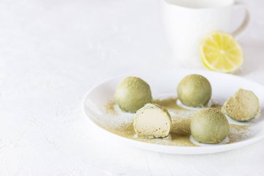 Kibritli şeker ve arka planda kibrit. Şeker, glüten ve laktozsuz. Yatay yönelim, boşluğu kopyala.