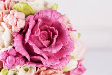 Açık arkaplanda bir buket marşmelov çiçeği..