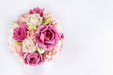 Hafif arka planda bir buket zefir çiçeği..