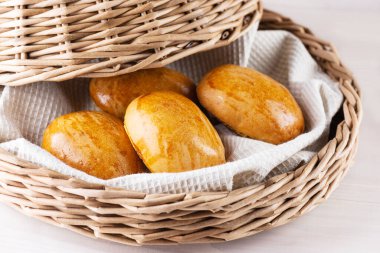 Hasır ekmek sepetinde ev yapımı turtalar..