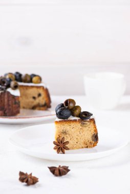 Tabakta yeşil ve siyah zeytinli, limonlu ve baharatlı bir dilim turta. Şeker, glüten ve laktozsuz vejetaryen.