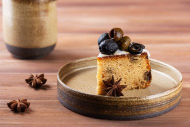 Tabağında yeşil, siyah zeytin ve limon olan bir dilim pasta. Şeker, glüten ve laktozsuz vejetaryen.