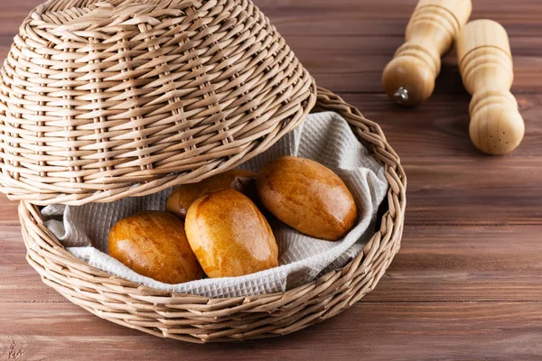 Gebakken Broodjes Een Rieten Broodmand Een Houten Tafel — Stockfoto