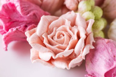 Açık arkaplanda lokumdan çok renkli güller.