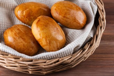 Çamaşır havlusunda pişmiş çörekler.