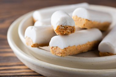 Tabakta çiğ havuçlu kek. Şeker, glüten ve laktozsuz.