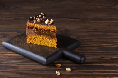 Tahtada portakallı, çikolatalı ve fındıklı bir parça kabak turtası. Şeker, glüten ve laktozsuz vejetaryen.