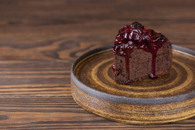 Tabağında siyah üzümlü çikolatalı pasta. Şeker, glüten ve laktozsuz vejetaryen. Yatay yönelim, boşluğu kopyala.