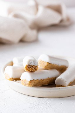 Hindistan cevizi kremalı çiğ havuçlu kek. Şeker, glüten ve laktozsuz vejetaryen.