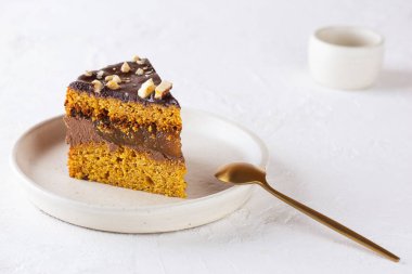 Portakallı ve fındıklı vejetaryen çikolatalı balkabağı turtası. Şeker, glüten ve laktozsuz.