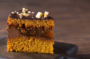 Tahta tahtada fındıklı vejetaryen çikolatalı balkabağı turtası. Şeker, glüten ve laktozsuz.