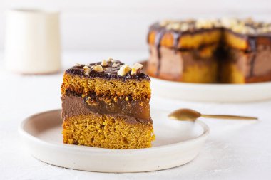 Çikolatalı ve fındıklı balkabağı turtası. Şeker, glüten ve laktozsuz vejetaryen.