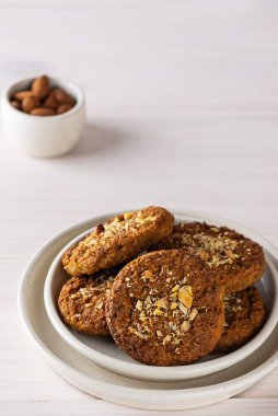 Hafif bir tabakta mısır gevreği kurabiyesi. Şeker, glüten, laktozsuz, vejetaryen.