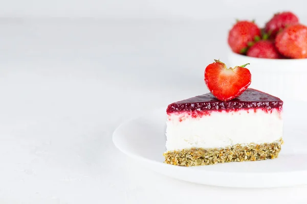 Stück Roher Kuchen Mit Blumenkohl Kürbiskernen Und Beerenconfit Zucker Gluten — Stockfoto