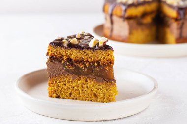 Açık arkaplanlı turuncu Amerikan balkabağı pastası. Şeker, glüten, laktozsuz, vejetaryen.