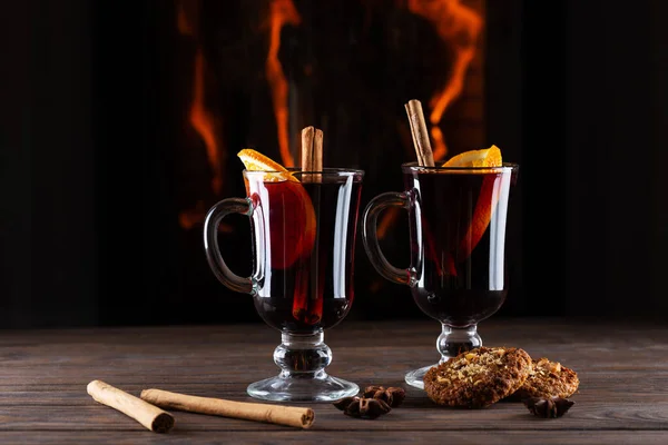 Glühwein Mit Orange Zimt Anis Auf Dem Hintergrund Des Kamins — Stockfoto