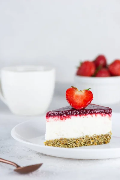 Ein Stück Roher Mousse Blumenkohl Kuchen Mit Erdbeeren Auf Hellem — Stockfoto