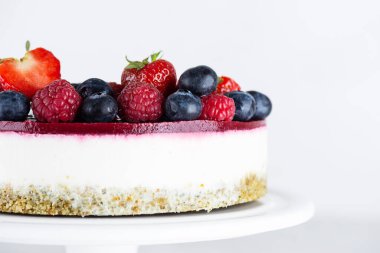 Hafif arka planda vejetaryen karnabahar keki. Şeker, glüten ve laktozsuz.